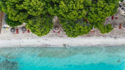 Beach umbrella sea 4k wallpaper