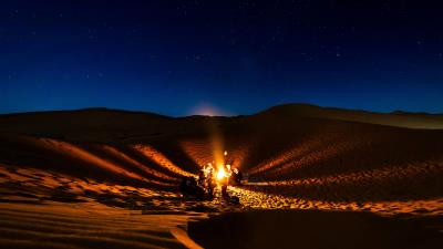 Bonfire camping desert 4k wallpaper