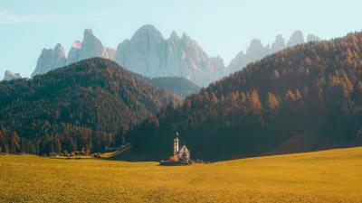 Building mountains lawn 4k wallpaper