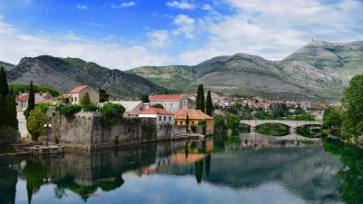 Buildings reflection mountains 4k wallpaper