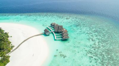 Bungalow ocean aerial view 4k wallpaper