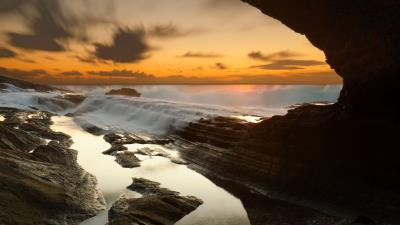 Cave shore waves 4k wallpaper