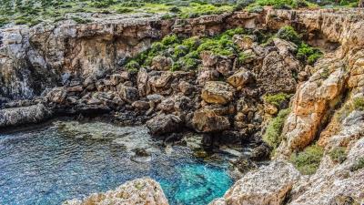 Cliff stones lake hdr 4k wallpaper