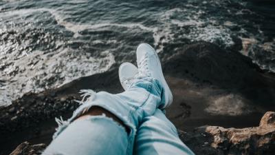 Feet sneakers sea shore 4k wallpaper