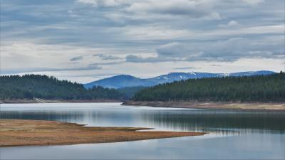 Hill lake coast 4k wallpaper