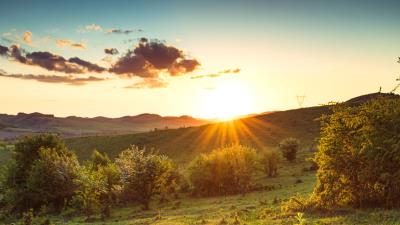 Hill slope rays 4k wallpaper