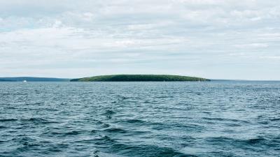 Island lake water 4k wallpaper