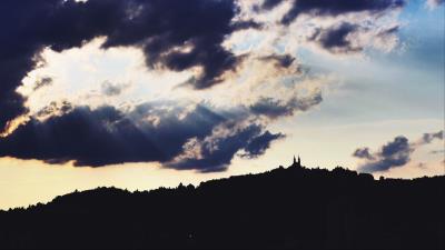 Kaisergasse linz austria castle clouds 4k wallpaper