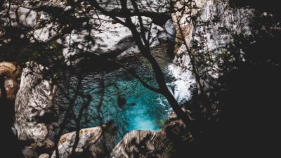 Lake branches stones 4k wallpaper