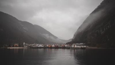 Lake slope houses 4k wallpaper