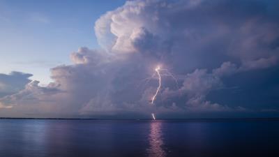 Lightning glow sea 4k wallpaper