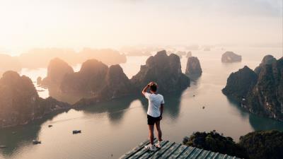 Man rocks water 4k wallpaper