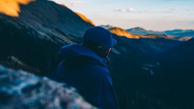 Mountain man cap jacket top 4k wallpaper