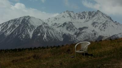 Mountains lawn chair 4k wallpaper