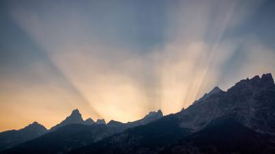 Mountains light rays 4k wallpaper