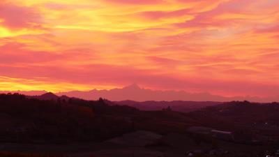 Mountains sunset distance 4k wallpaper