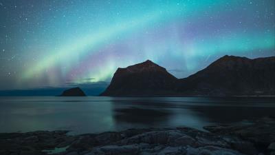 Northern lights rocks sea 4k wallpaper