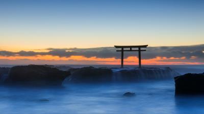 Ocean rocks fog 4k wallpaper