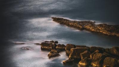 Ocean stones surface 4k wallpaper