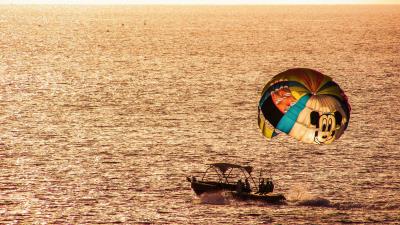 Parasailing paragliding boat sea sunset 4k wallpaper