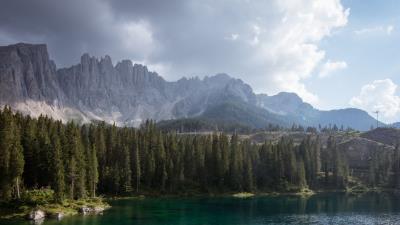 Peaks rocks lake 4k wallpaper