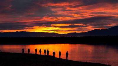People silhouettes sunset lake mountains 4k wallpaper