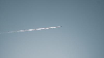 Plane flight trail 4k wallpaper