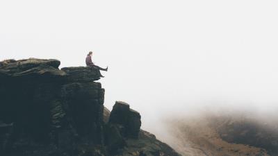 Precipice man freedom mountains fog 4k wallpaper