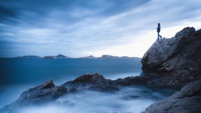 Rock cliff man 4k wallpaper