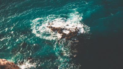 Rock spray foam 4k wallpaper