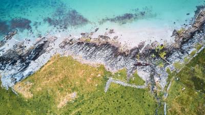 Rocks sea grass 4k wallpaper