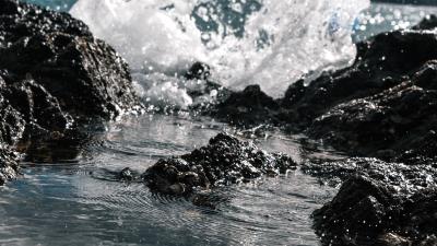 Rocks sea splash 4k wallpaper