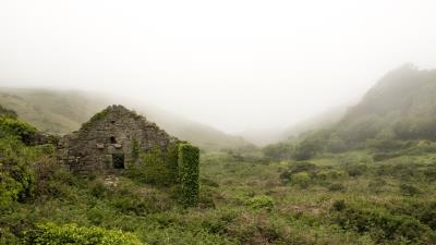 Ruins mountains grass fog 4k wallpaper
