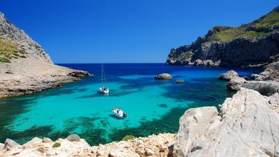 Sea boats rocks thailand 4k wallpaper