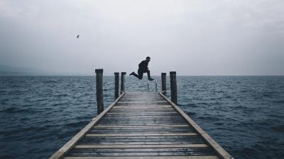 Sea horizon man jump 4k wallpaper