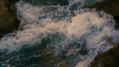 Sea stones spray 4k wallpaper