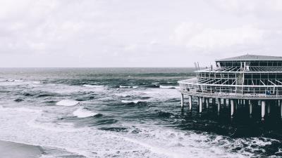 Sea structure surf piles 4k wallpaper