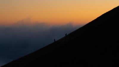 Slope rise fog 4k wallpaper