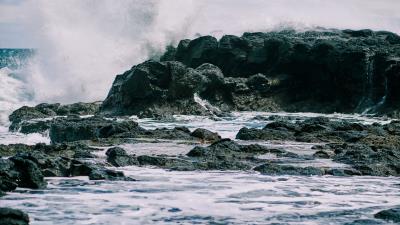 Spray rocks water 4k wallpaper