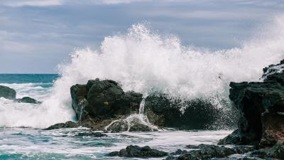 Spray waves shore 4k wallpaper