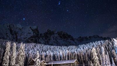 Starry sky barn building mountains 4k wallpaper