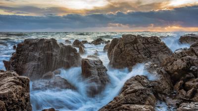 Storm waves rocks 4k wallpaper