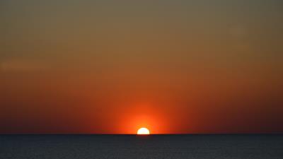 Sun setting in body of water kr 4k wallpaper