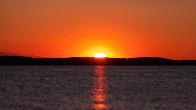 Sunset glare water 4k wallpaper