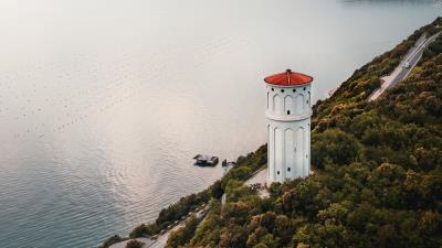 Tower building water 4k wallpaper