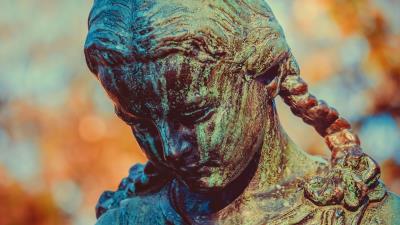 Sculpture bronze girl 4k wallpaper