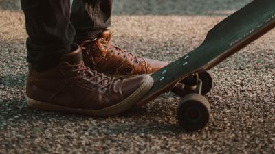 Skateboard longboard legs 4k wallpaper