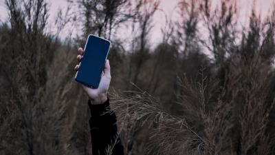 Smartphone hand grass 4k wallpaper