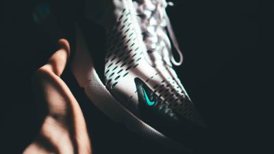 Sneaker hand dark 4k wallpaper