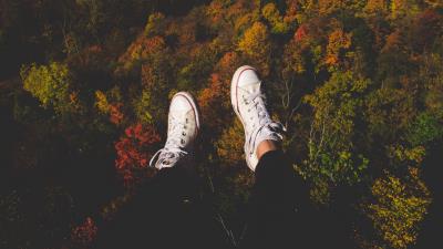 Sneakers feet fall 4k wallpaper